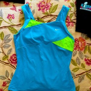 Nike tank top med new